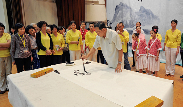 Master Ou was demonstrating Qigong Calligraphy.