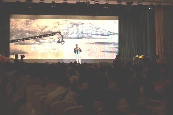 Master Ou Singing at Concert